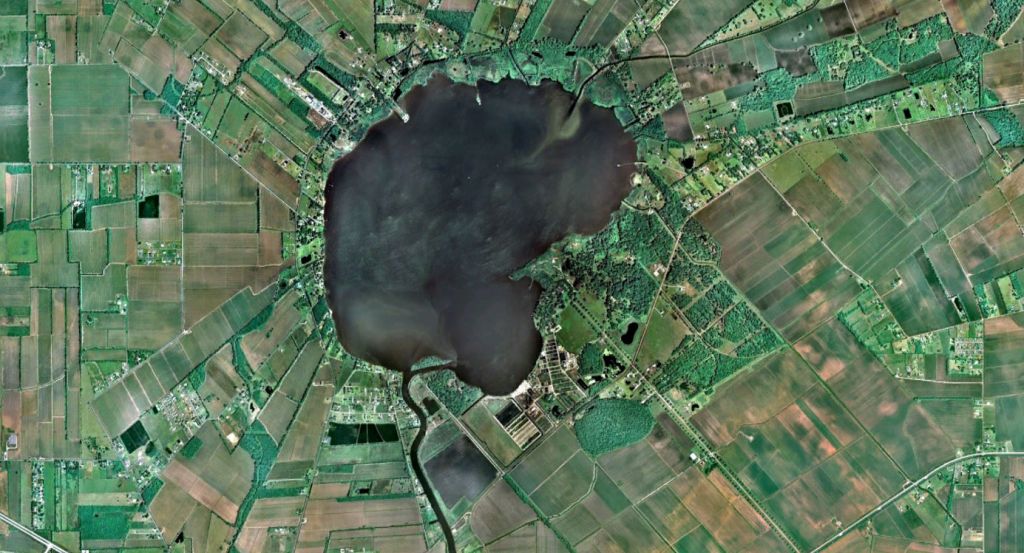 Lake Peigneur is located in the State of Louisiana 1.2 miles (1.9 km) north of Delcambre.